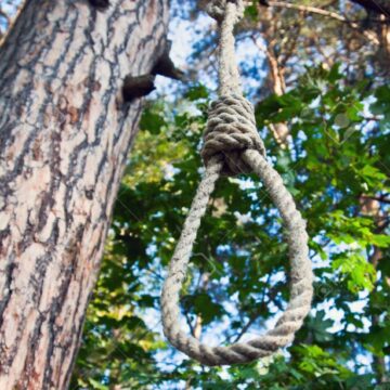 15640388-gallows-on-a-tree-in-a-forest Encuentran a un joven c0lgad0 de un árbol, trabajaba como guardia municipal