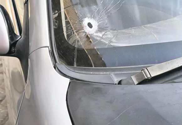 Reportan presunto intento de robo a mano armada a un librecambista