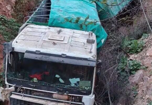 Reportan embarrancamiento de un camión en la Cuesta de San Simón, cerca de Entre Ríos