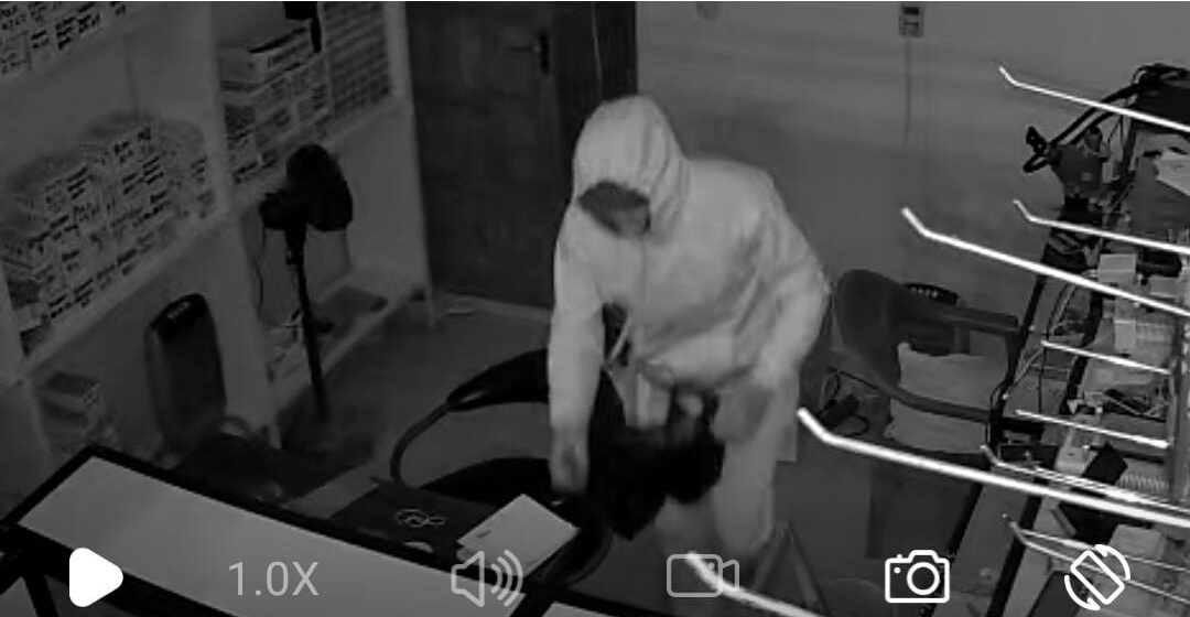 IMG-20260711-WA0050 Delincuente rompe candados e ingresa a robar en una venta de celulares